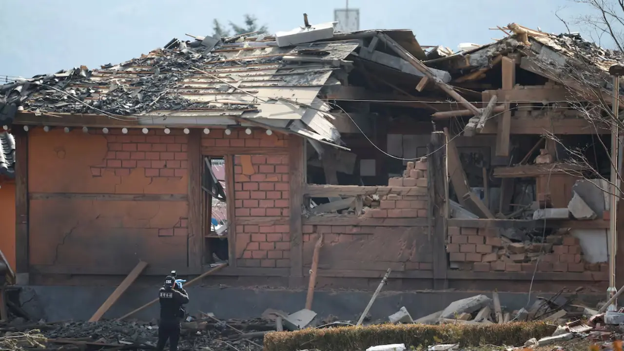 South Korea fighter jets accidentally drop bombs on civilian district, 15 injured South Korea fighter jets accidentally drop bombs on civilian district, 15 injured