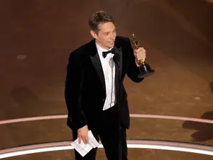 'Watch films in movie theatres' says Best Director Oscar winner Sean Baker in his acceptance speech