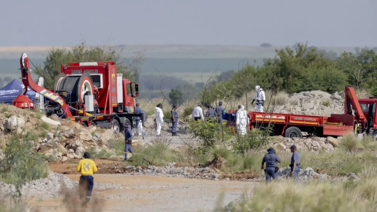 Hundreds of illegal miners trapped in abandoned South African mine, many dead Hundreds of illegal miners trapped in abandoned South African mine, many dead