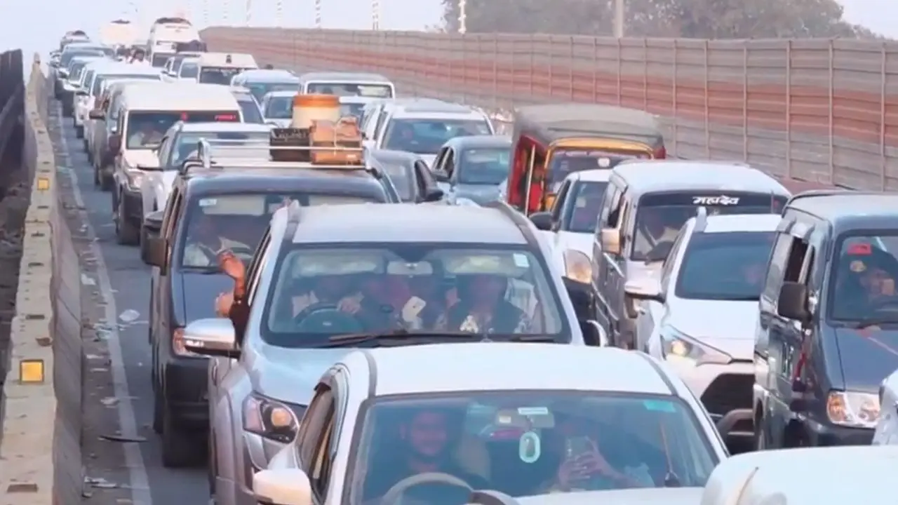 ‘World’s biggest traffic jam’: Pilgrims going to Maha Kumbh stuck in 300km long traffic jams ‘World’s biggest traffic jam’: Pilgrims going to Maha Kumbh stuck in 300km long traffic jams