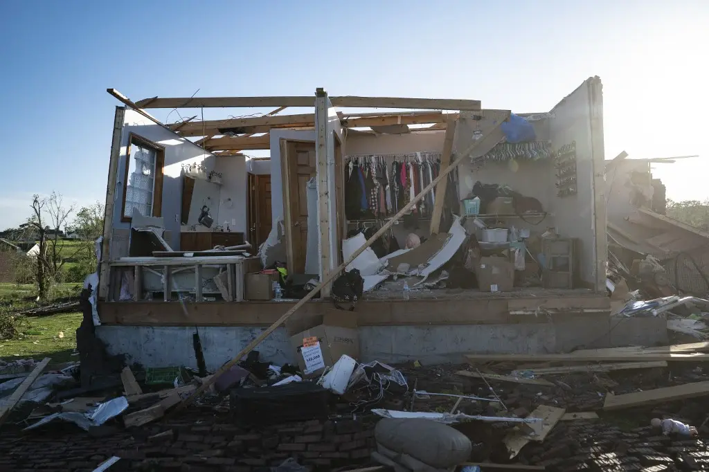Severe storms, tornadoes kill more than 25 in Missouri, Kentucky and Virginia