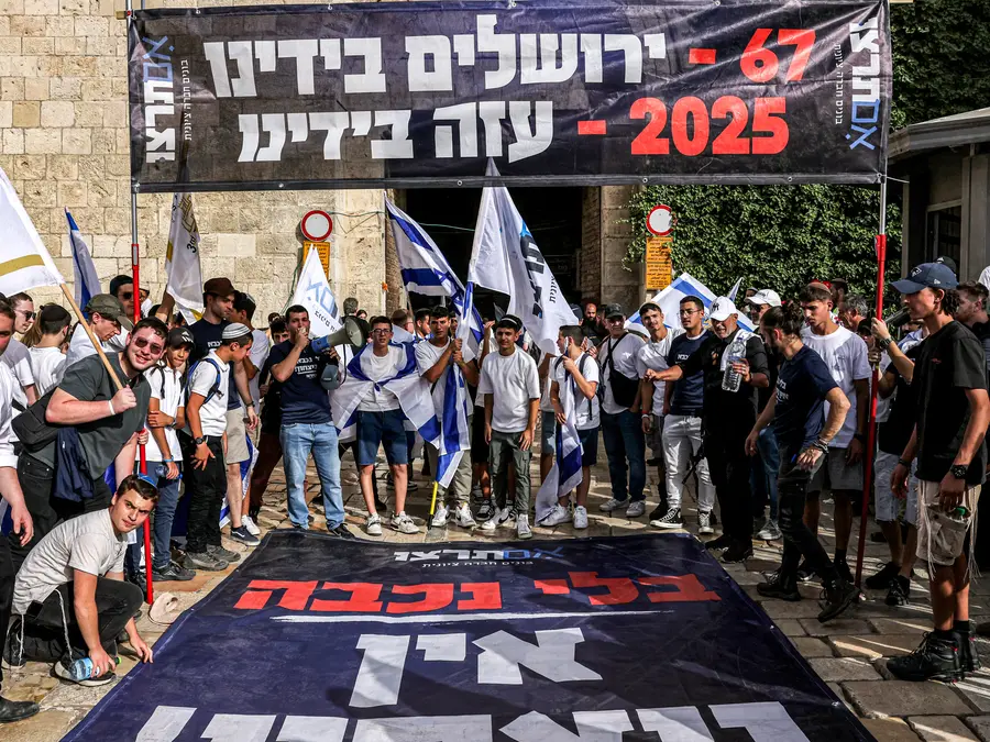 Far-right Israeli settlers chant 'Death to Arabs' and 'may your villages burn' on Jerusalem Day celebration march