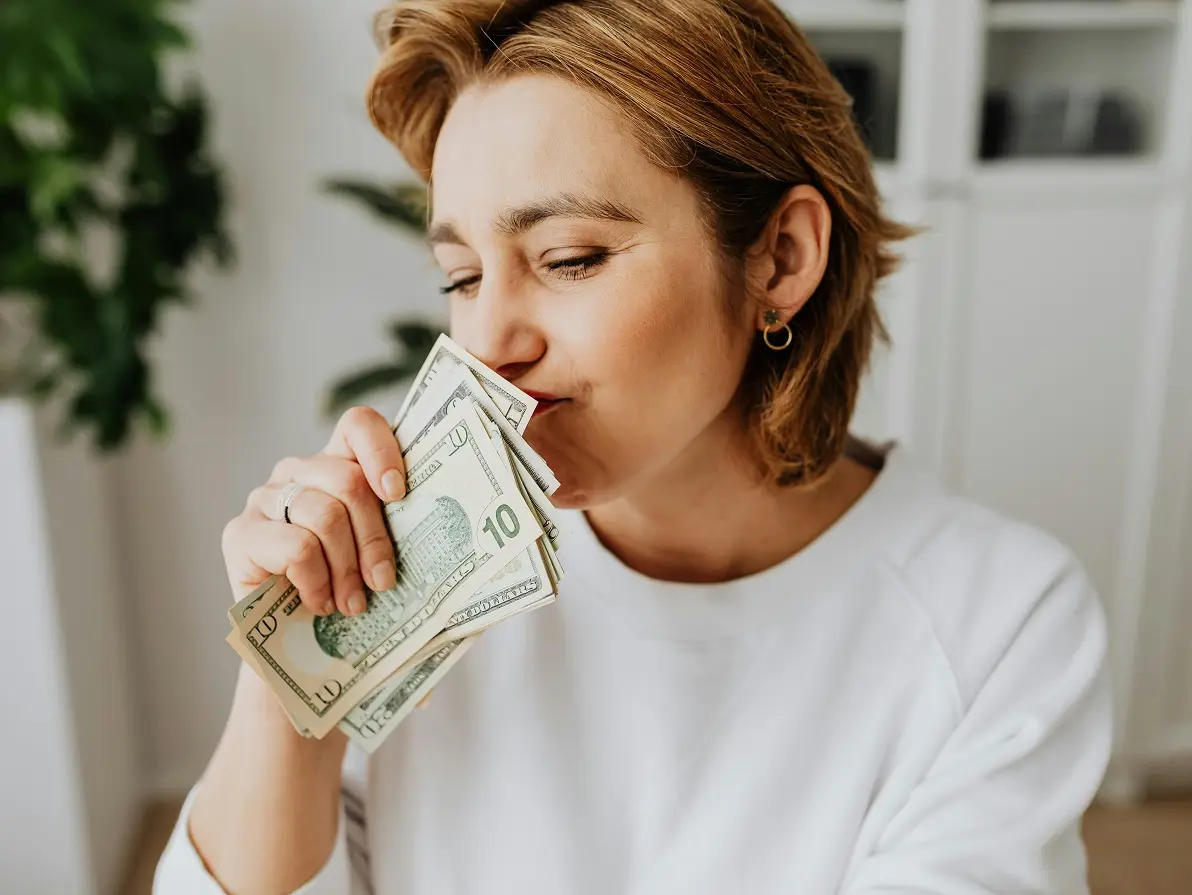 Your good looks help enhance your income—unless you’re also very smart, says study Your good looks help enhance your income—unless you’re also very smart, says study
