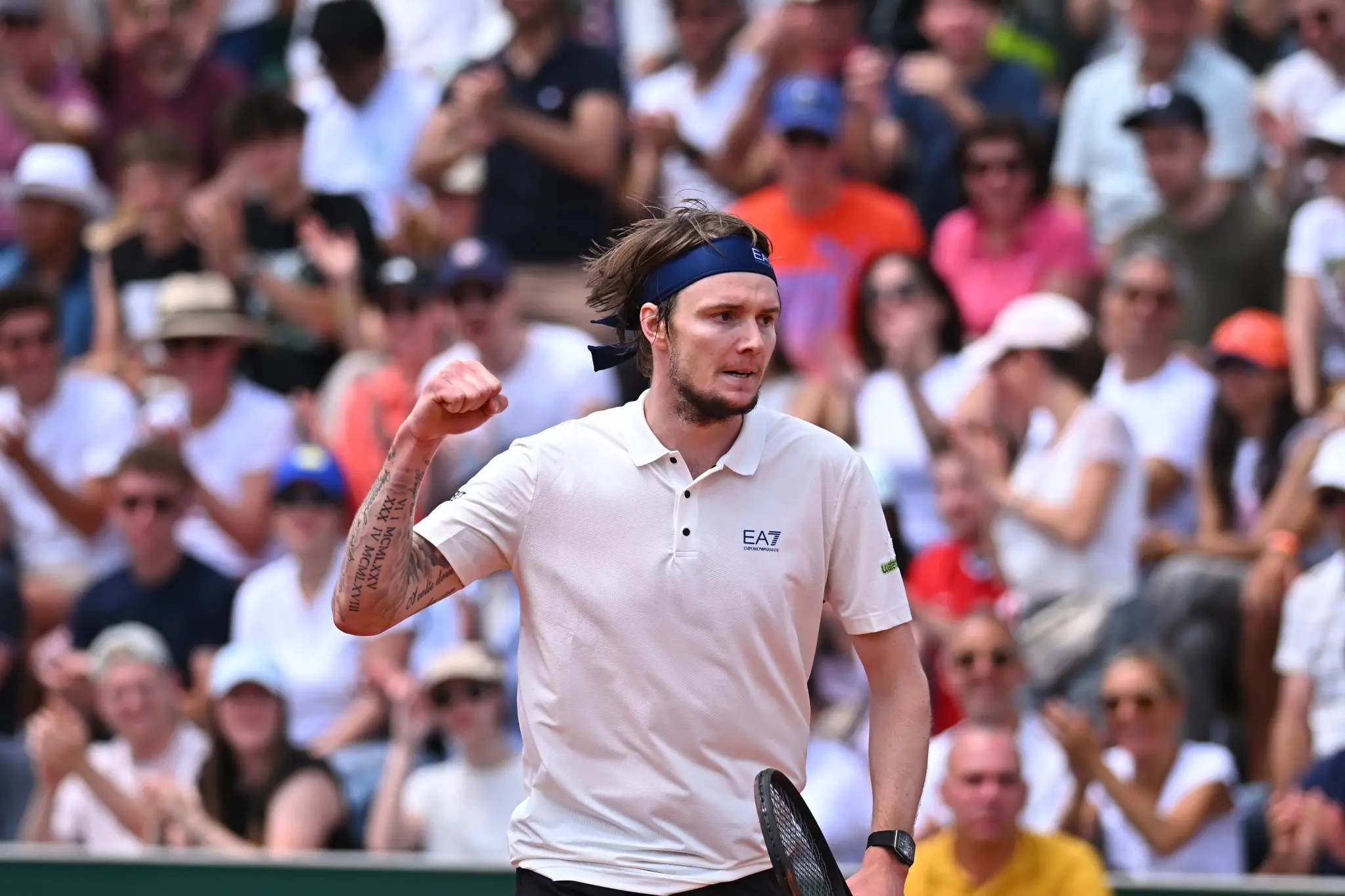French Open 2025 | Bublik's tweener against de Mianur to win fourth set highlights his come-from-behind win in five-set thriller - WATCH