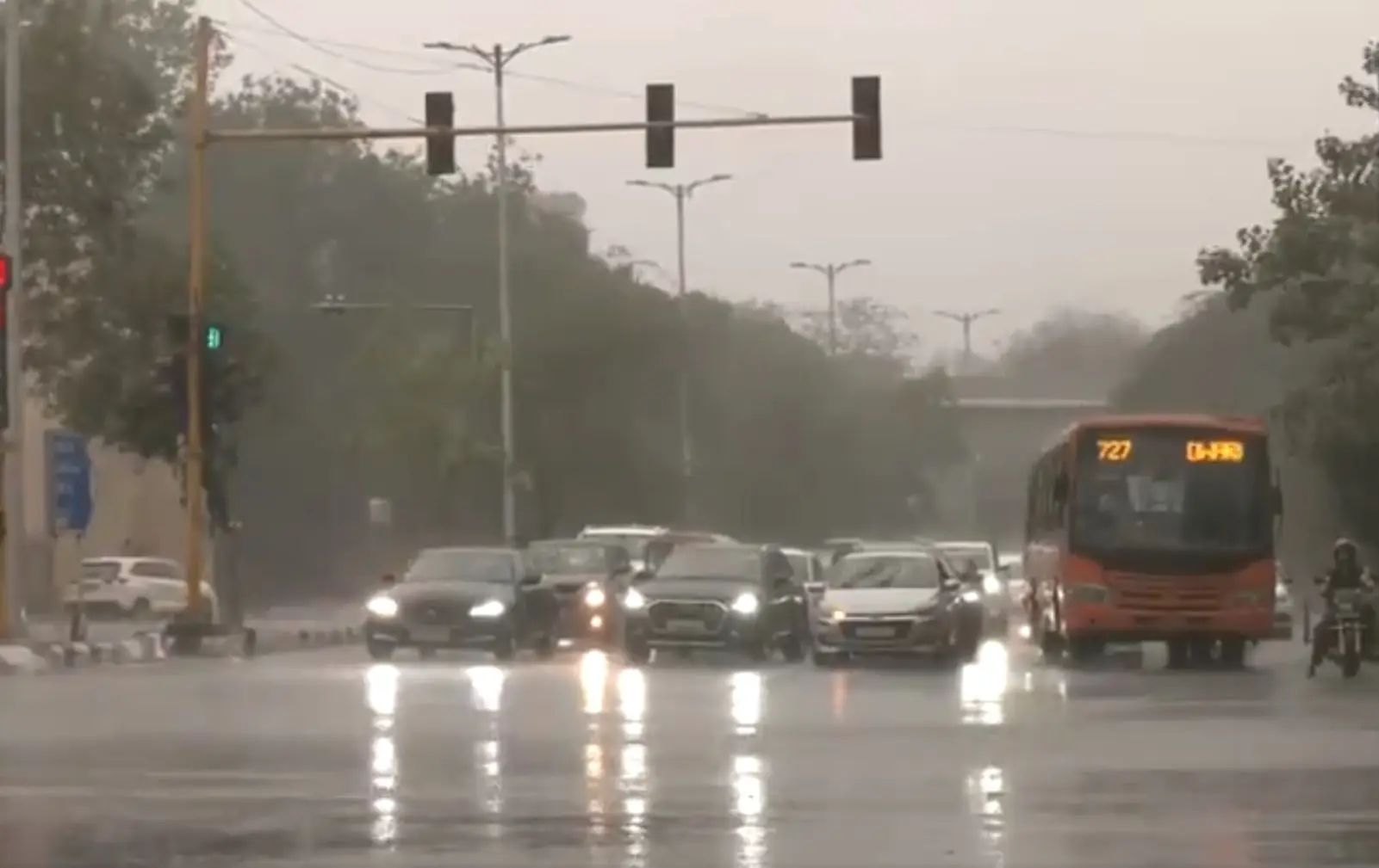 Rain lashes Delhi-NCR after dust storm, brings respite from heat