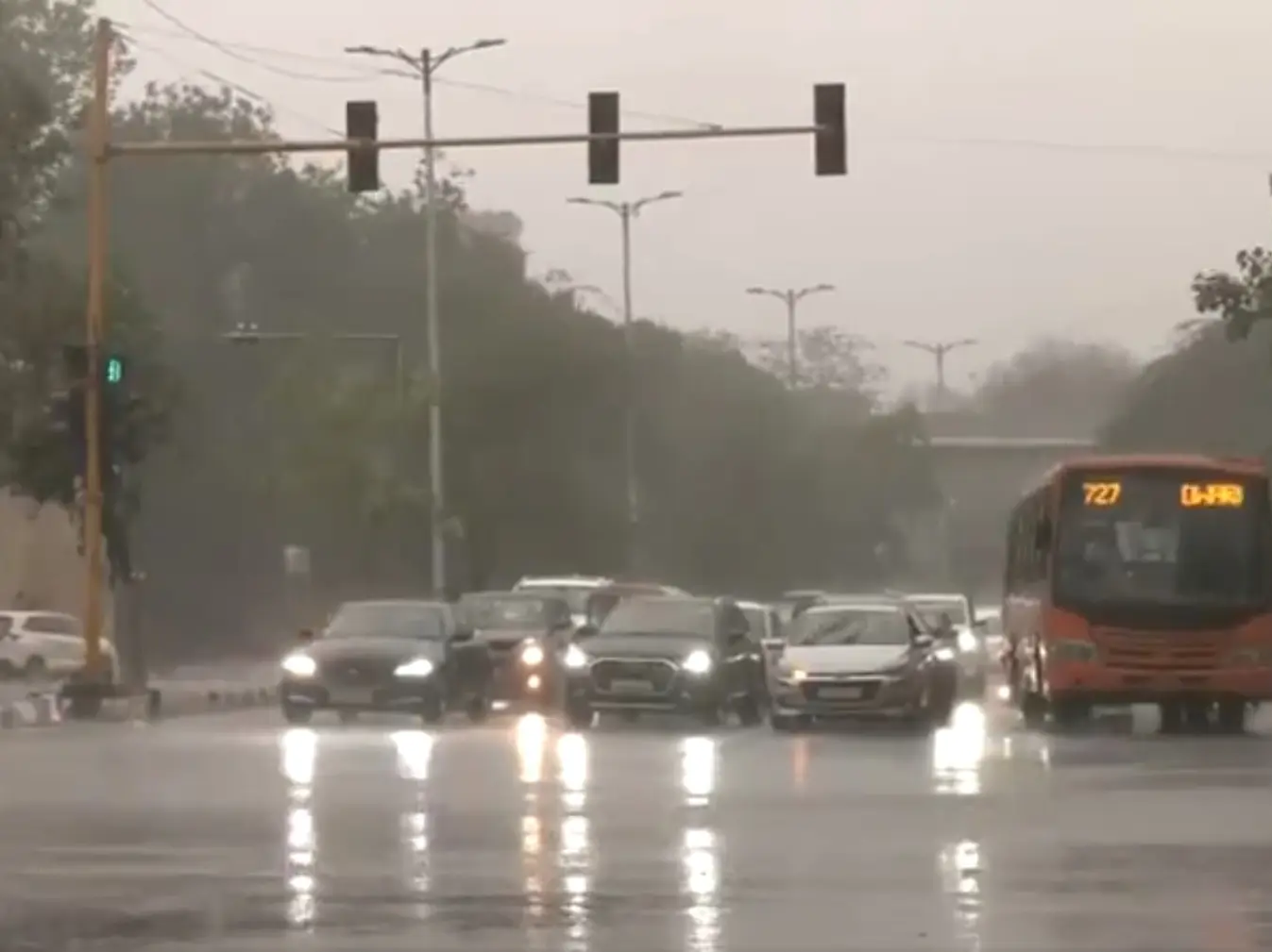 Rain lashes Delhi-NCR after dust storm, brings respite from heat Rain lashes Delhi-NCR after dust storm, brings respite from heat