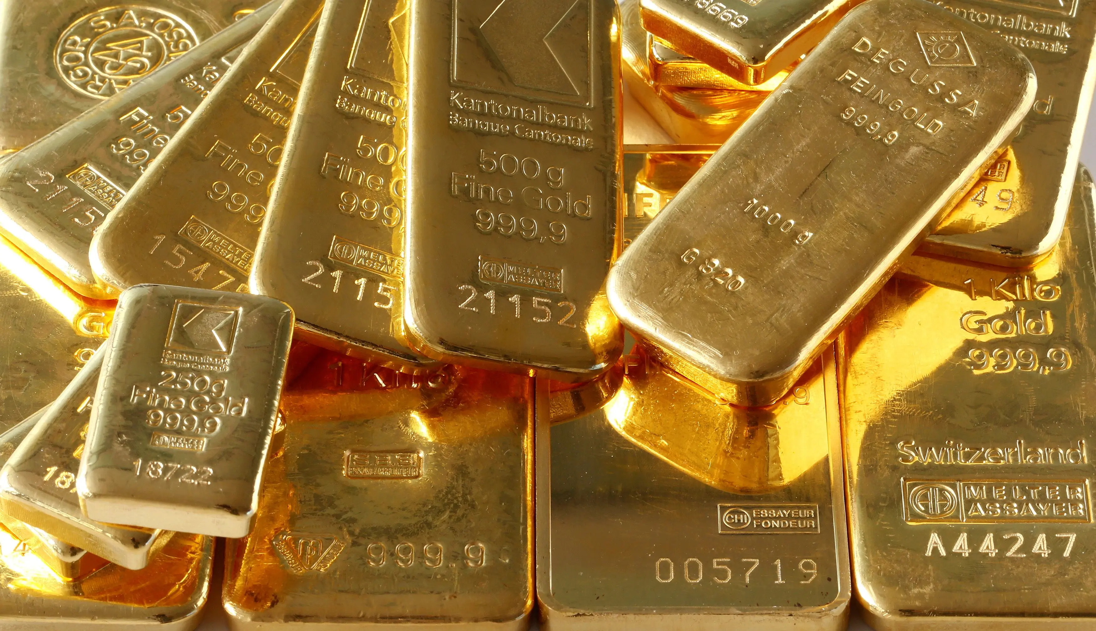 Gold does a U-turn despite the stock rally