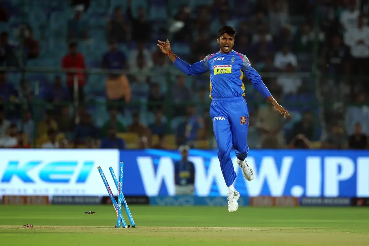 Who are the players to win IPL titles with both MI and CSK?