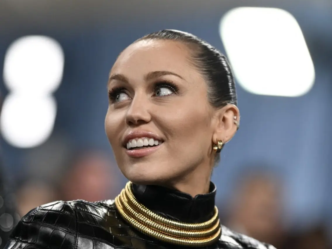 Miley Cyrus heckled during Something Beautiful premiere: 'We paid $800, sing' Miley Cyrus heckled during Something Beautiful premiere: 'We paid $800, sing'