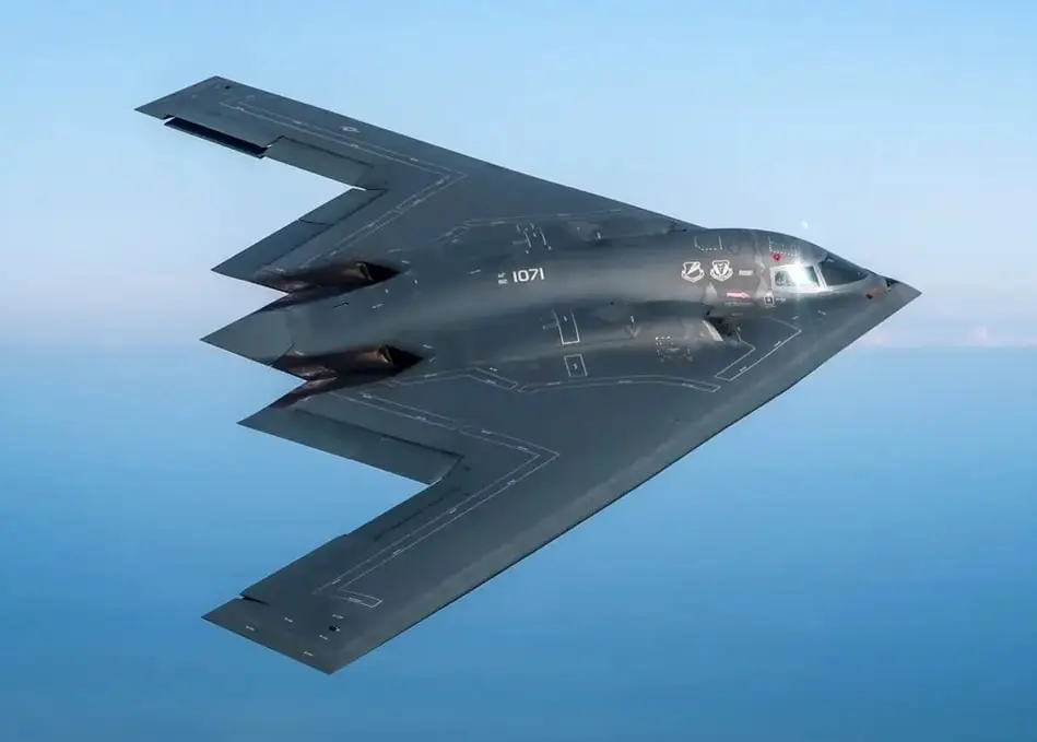 What engines does the B-2 bomber use, and how much mileage does it give?