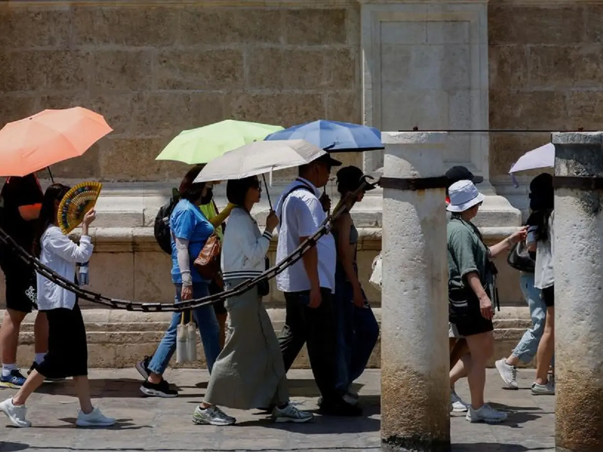 Europe bakes as heatwave breaks records; nations issue red alerts, mull work bans Europe bakes as heatwave breaks records; nations issue red alerts, mull work bans