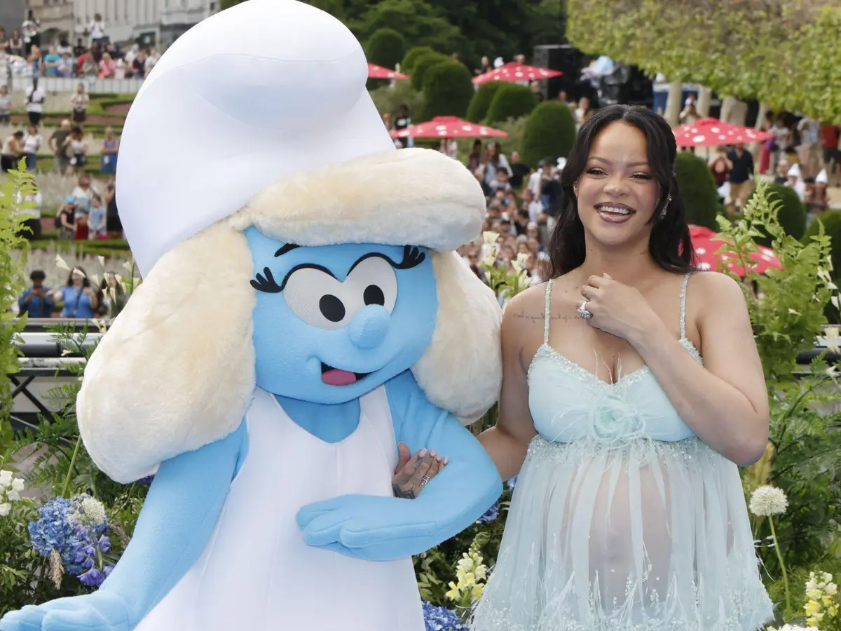 The Smurfs: Rihanna turns heads at the premiere, flaunts baby bump The Smurfs: Rihanna turns heads at the premiere, flaunts baby bump