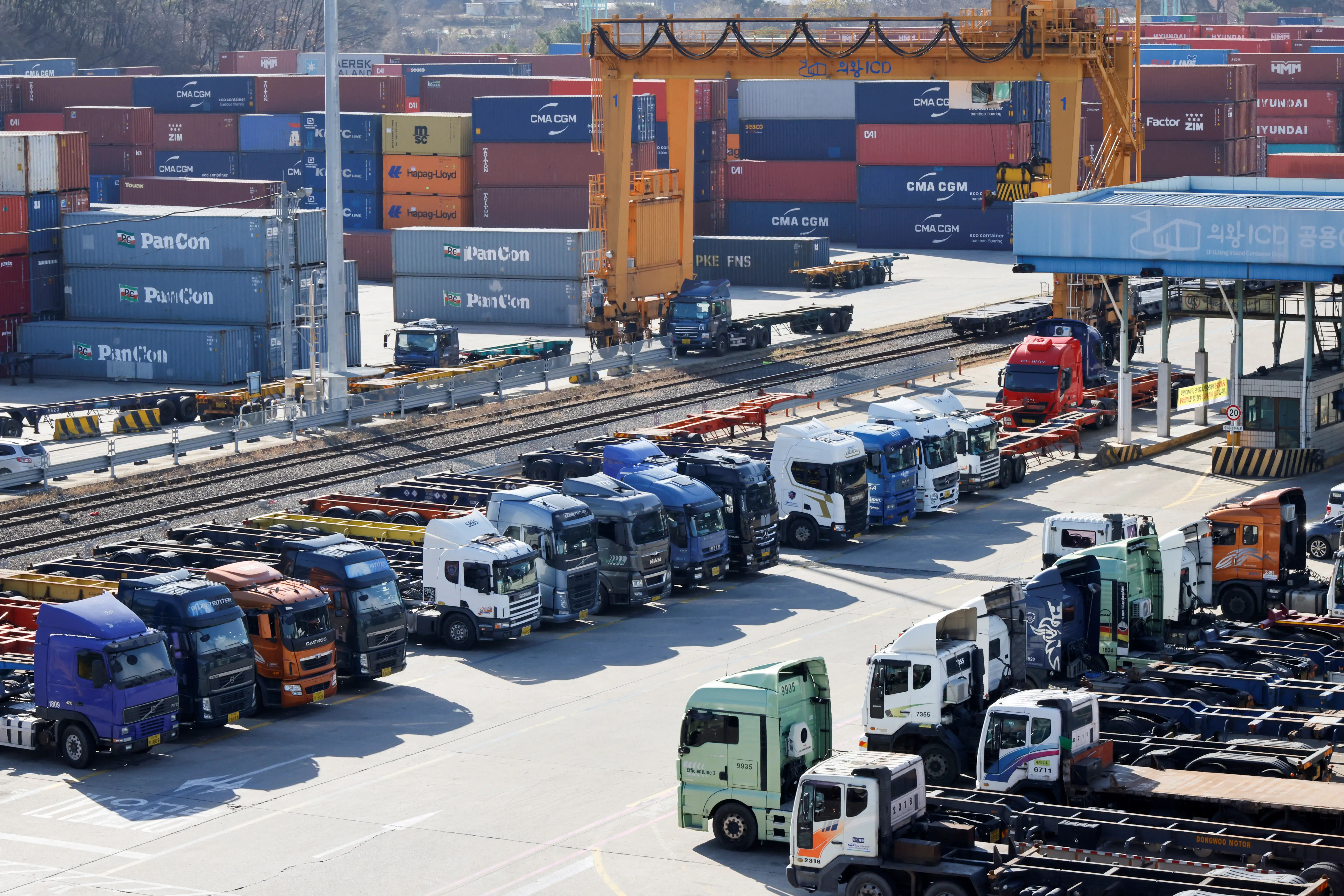 South Korea trade improves on tech boom, struggles with US tariffs
