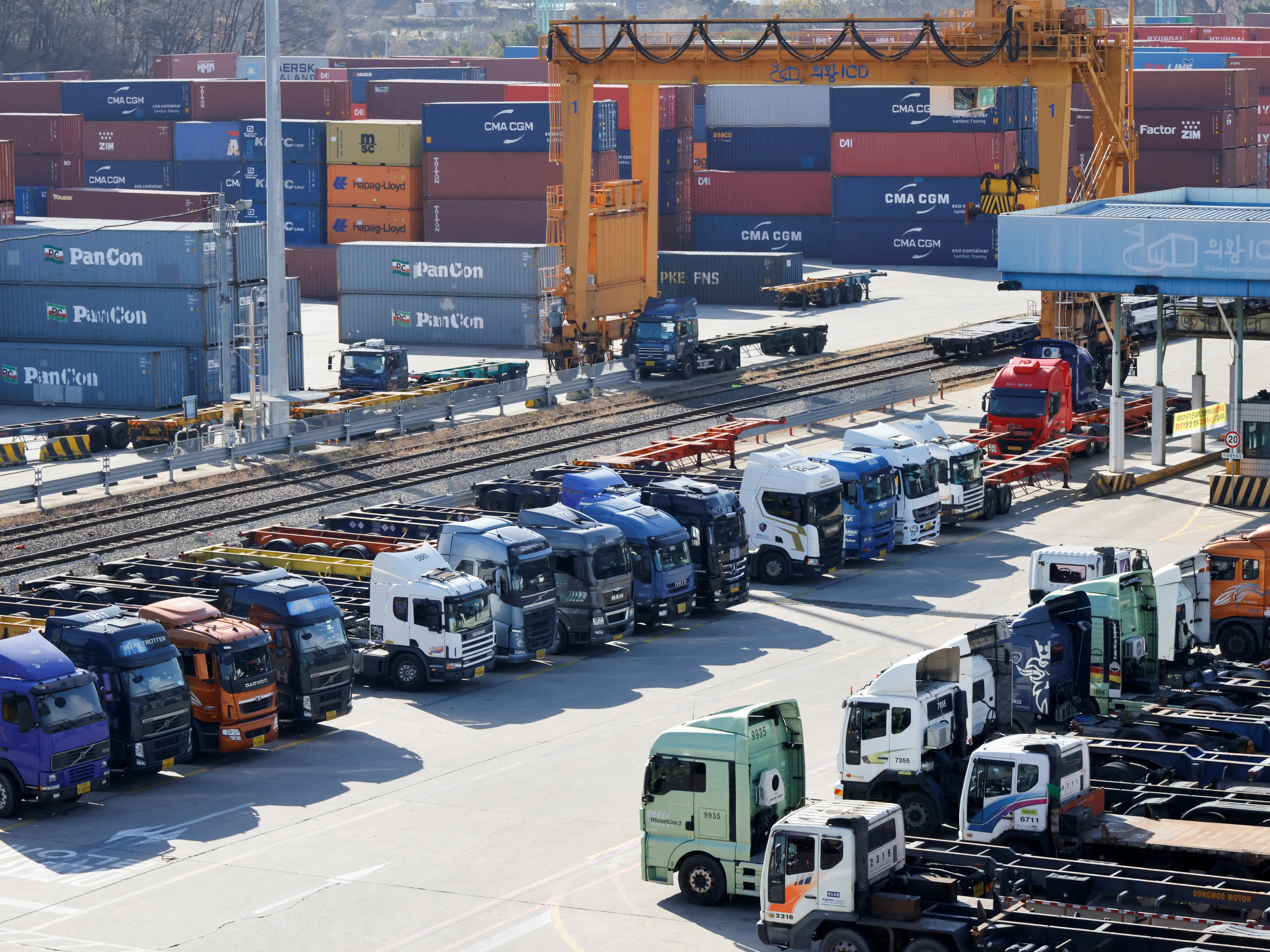 South Korea trade improves on tech boom, struggles with US tariffs South Korea trade improves on tech boom, struggles with US tariffs
