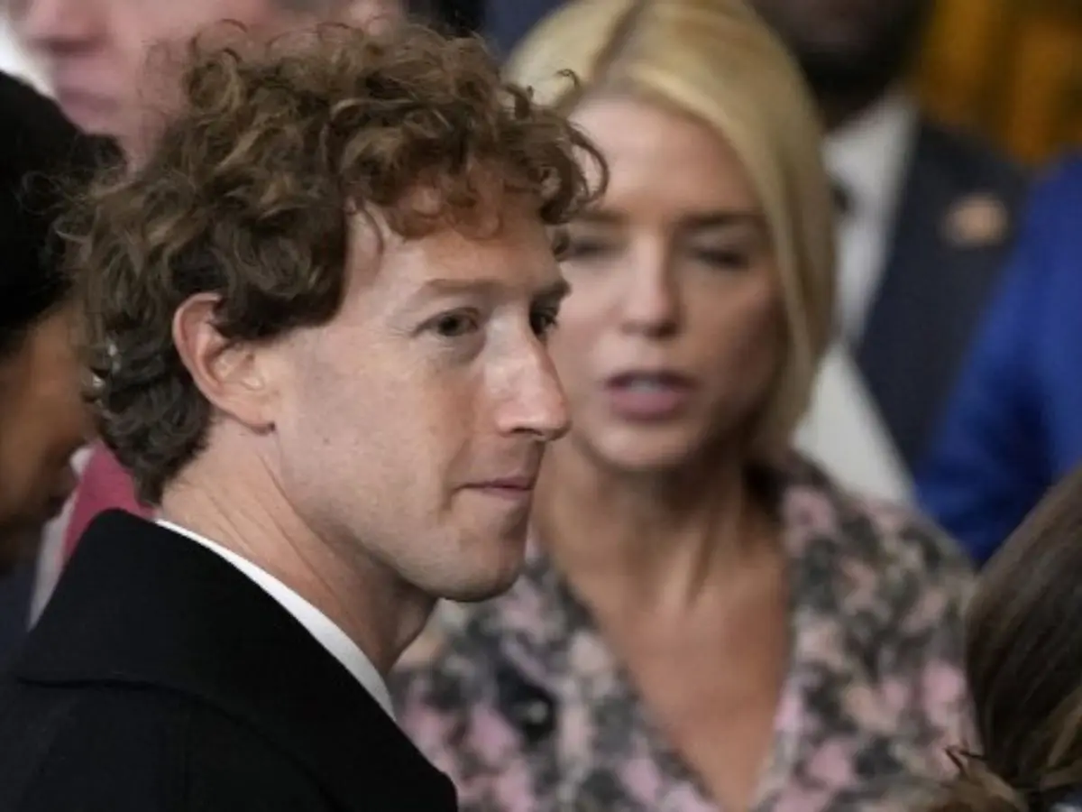 'Bizarro world' Mark Zuckerberg stumbles into secret meeting of Trump in Oval office, asked to leave? 'Bizarro world' Mark Zuckerberg stumbles into secret meeting of Trump in Oval office, asked to leave?