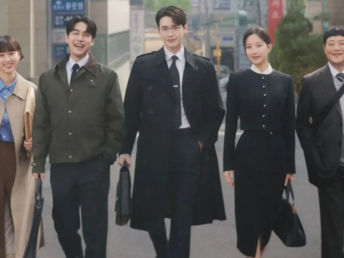 Law and the City review: Paperwork, lunches & friendships! Lee Jong Suk makes his comeback after 3 years , Moon Ga-young shines as lawyer Law and the City review: Paperwork, lunches & friendships! Lee Jong Suk makes his comeback after 3 years , Moon Ga-young shines as lawyer