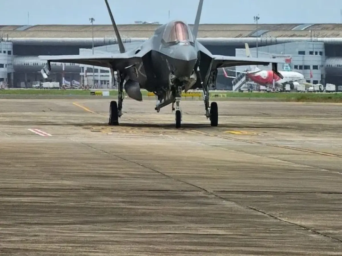 British F-35 Jet towed to hangar at airport in Kerala as team of 24 engineers arrive from UK British F-35 Jet towed to hangar at airport in Kerala as team of 24 engineers arrive from UK