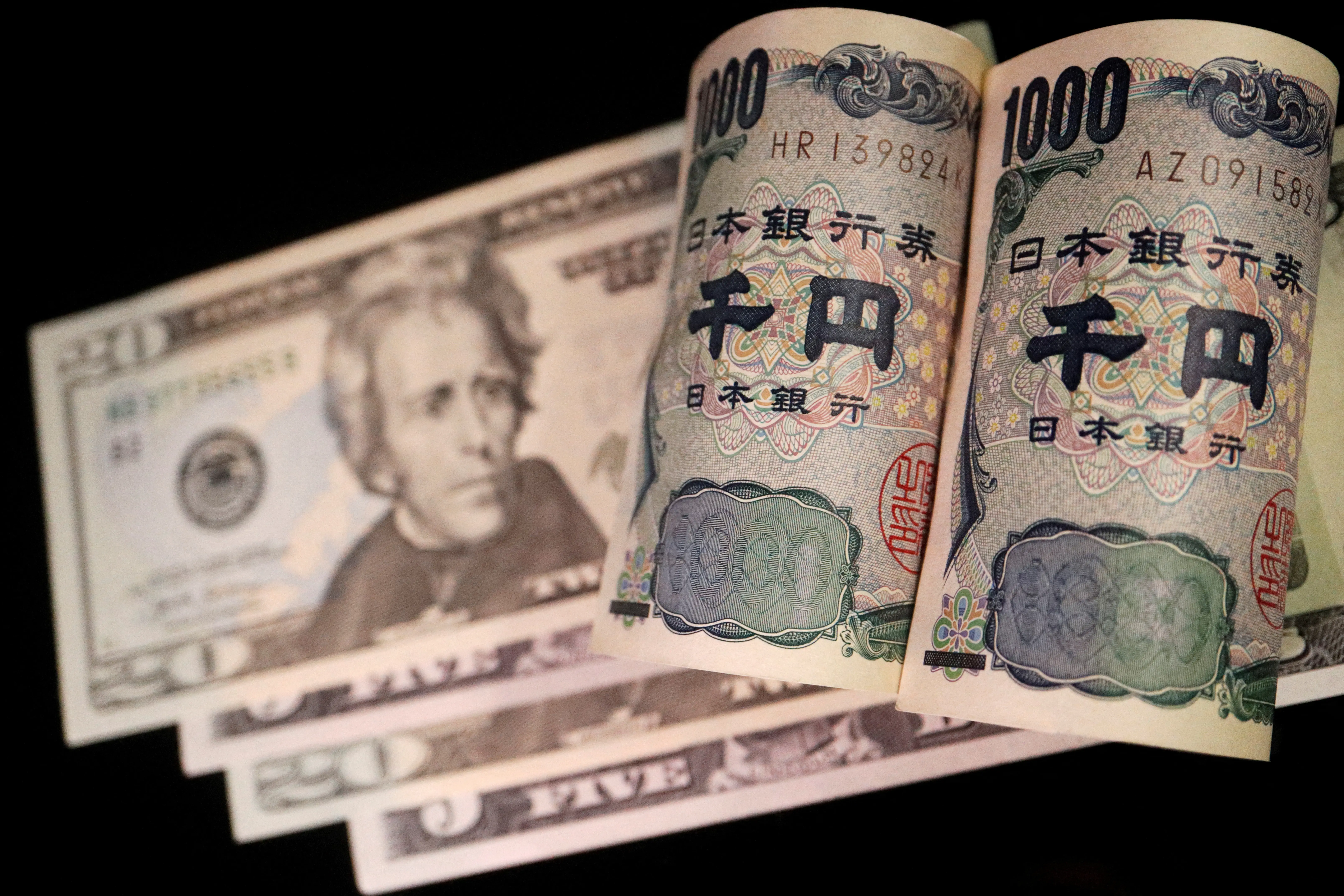 Dollar strengthens against yen as Trump ramps up trade war rhetoric