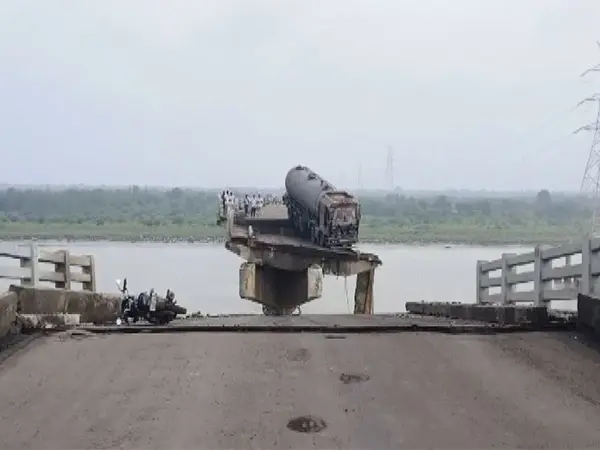 Vadodara-Anand Gambhira Bridge collapses; 4 vehicles fell into river, 9 killed Vadodara-Anand Gambhira Bridge collapses; 4 vehicles fell into river, 9 killed
