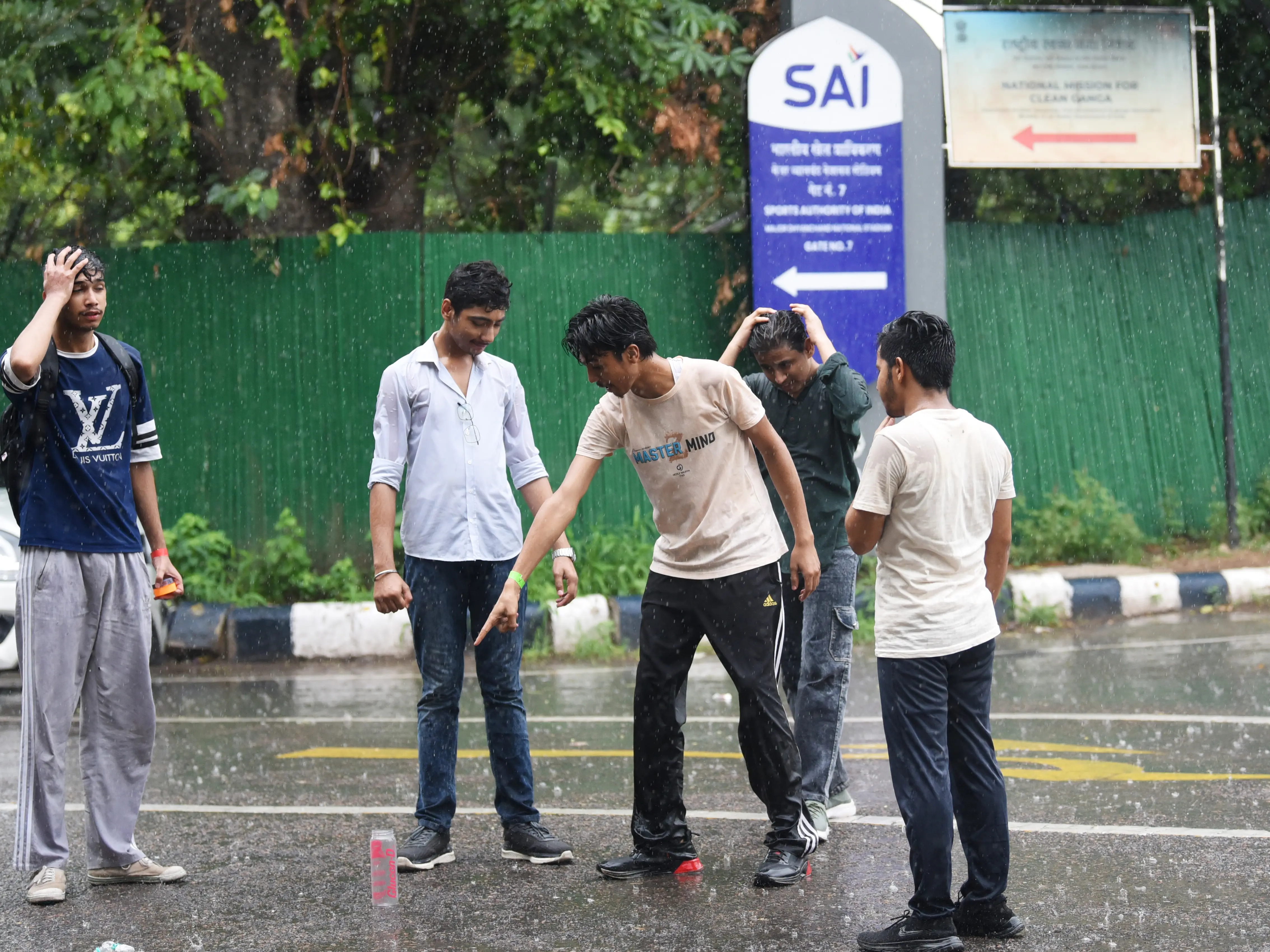 WATCH-Heavy rains lash Delhi-NCR; IMD issues orange alert WATCH-Heavy rains lash Delhi-NCR; IMD issues orange alert