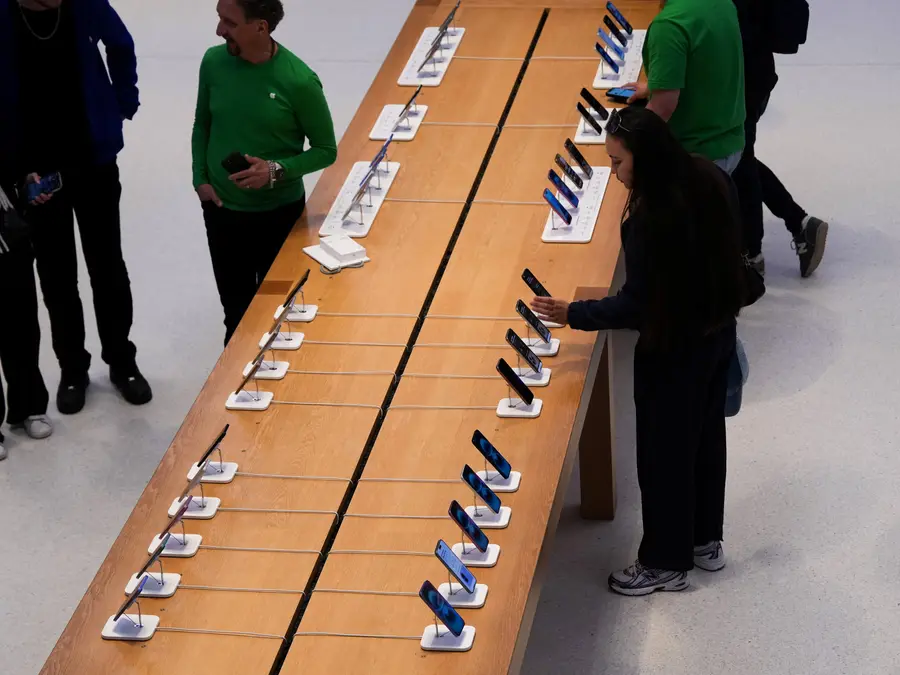 Global smartphone shipment growth hits 1% in Q2 amid US tariff worries
