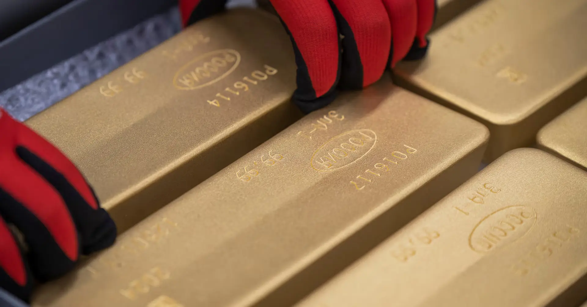 Gold gains as trade tensions and US inflation data keep investors on edge