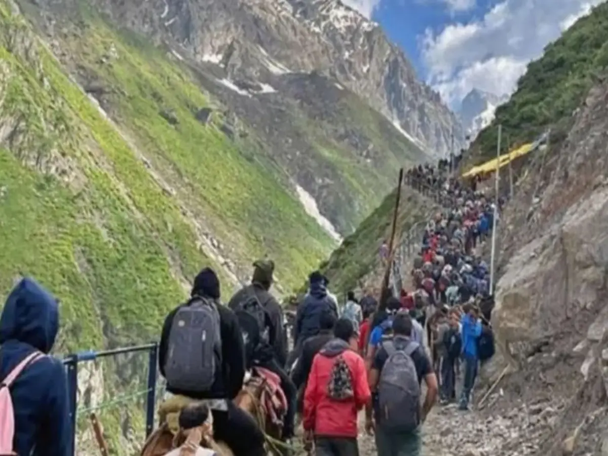 Amarnath Yatra suspended amid heavy rain, death of woman pilgrim Amarnath Yatra suspended amid heavy rain, death of woman pilgrim