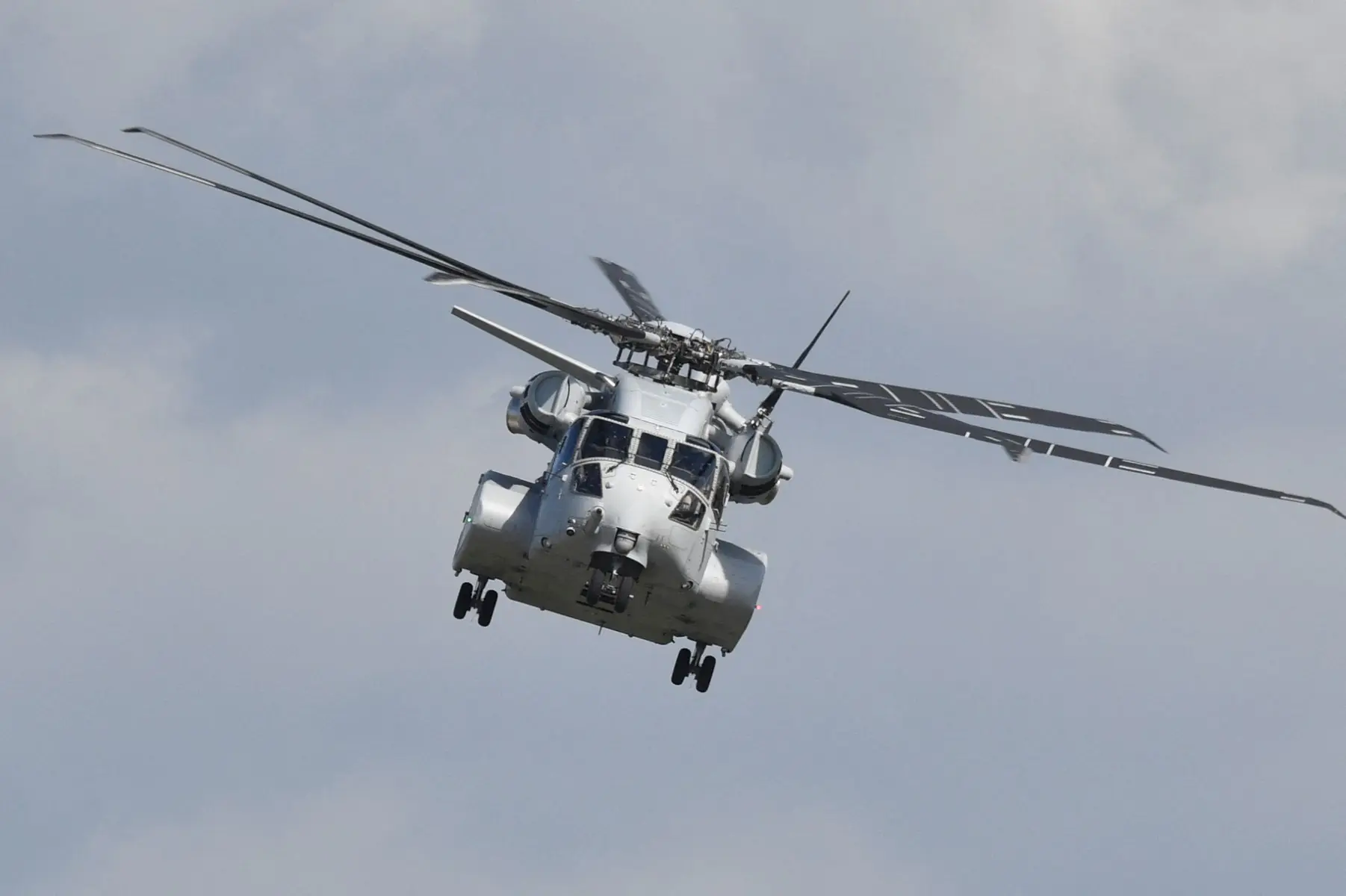 Lifts 16,300 kilograms with ease