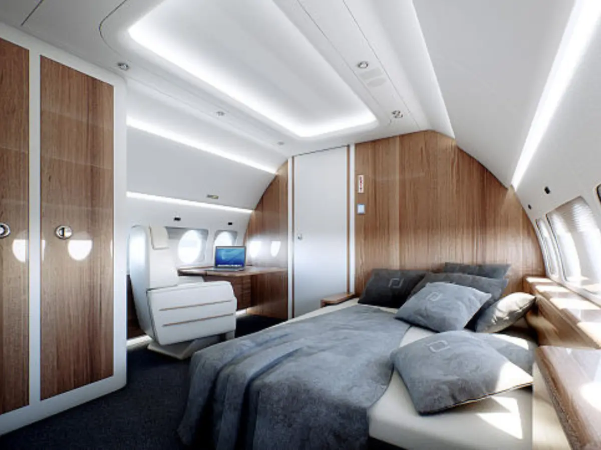 Man sneaks his wife into Business Class for sleep time, leaving flight attendant stumped
