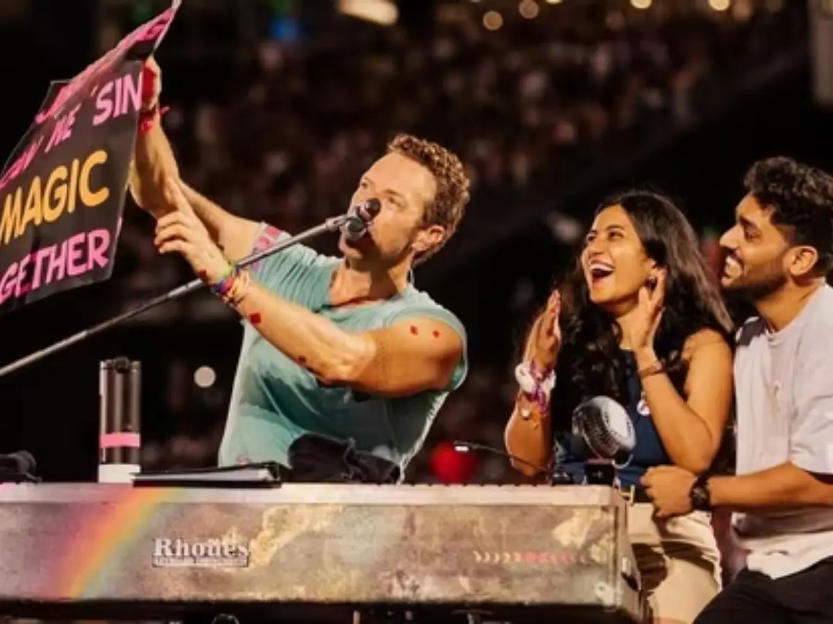 'Are you engaged...to each other?': Another couple's video from Coldplay concert goes viral - Video 'Are you engaged...to each other?': Another couple's video from Coldplay concert goes viral - Video