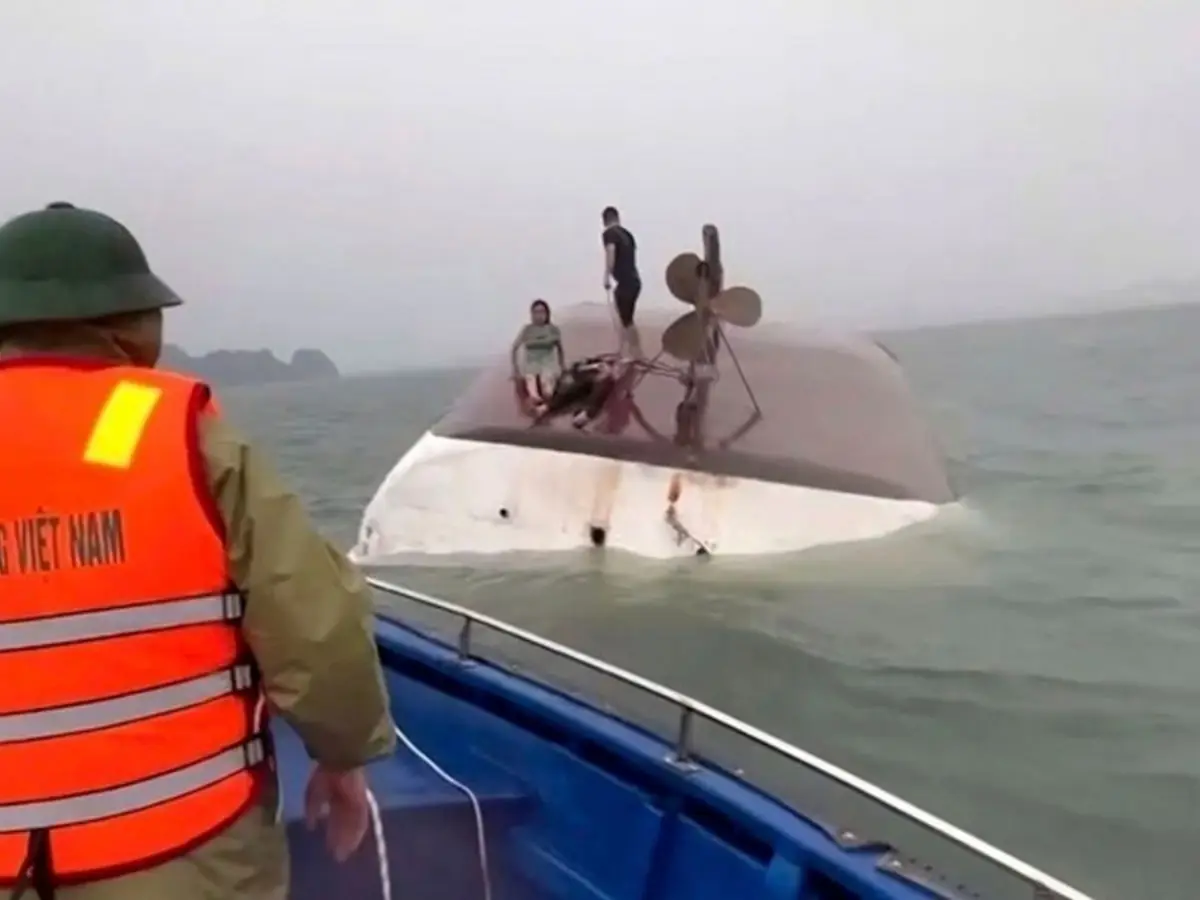 Vietnam tourist boat capsizes in Halong Bay, 27 dead Vietnam tourist boat capsizes in Halong Bay, 27 dead