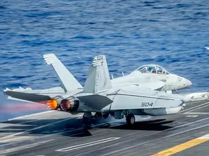Can fighter jets land on moving ships without runways?