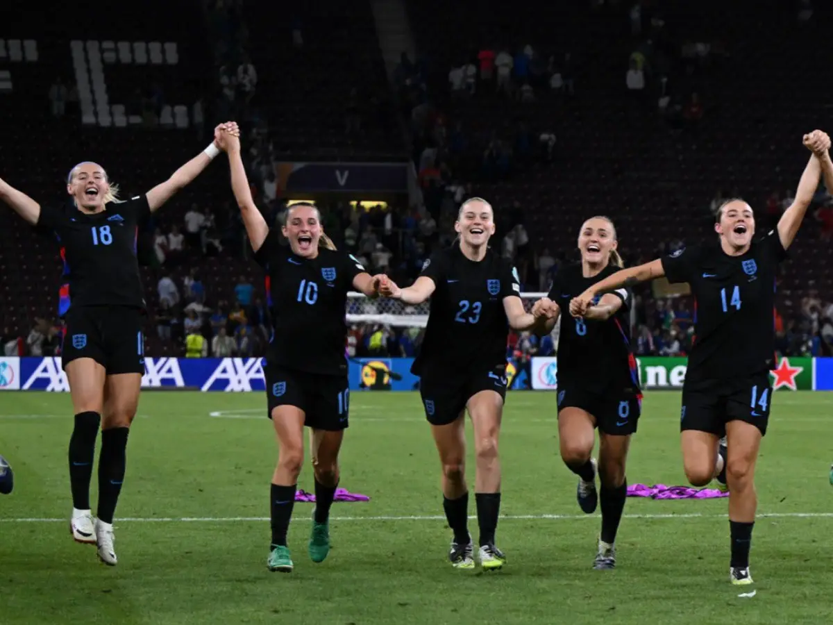 Women's Euro 2025: Chloe Kelly hits winner as late drama takes England into final