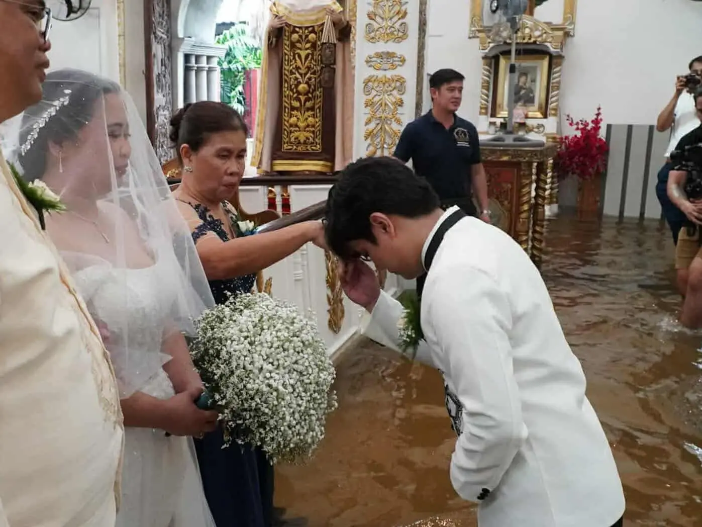 Rain or shine: Filipino couple says ‘I Do’ in flooded church after Typhoon Wipha Rain or shine: Filipino couple says ‘I Do’ in flooded church after Typhoon Wipha