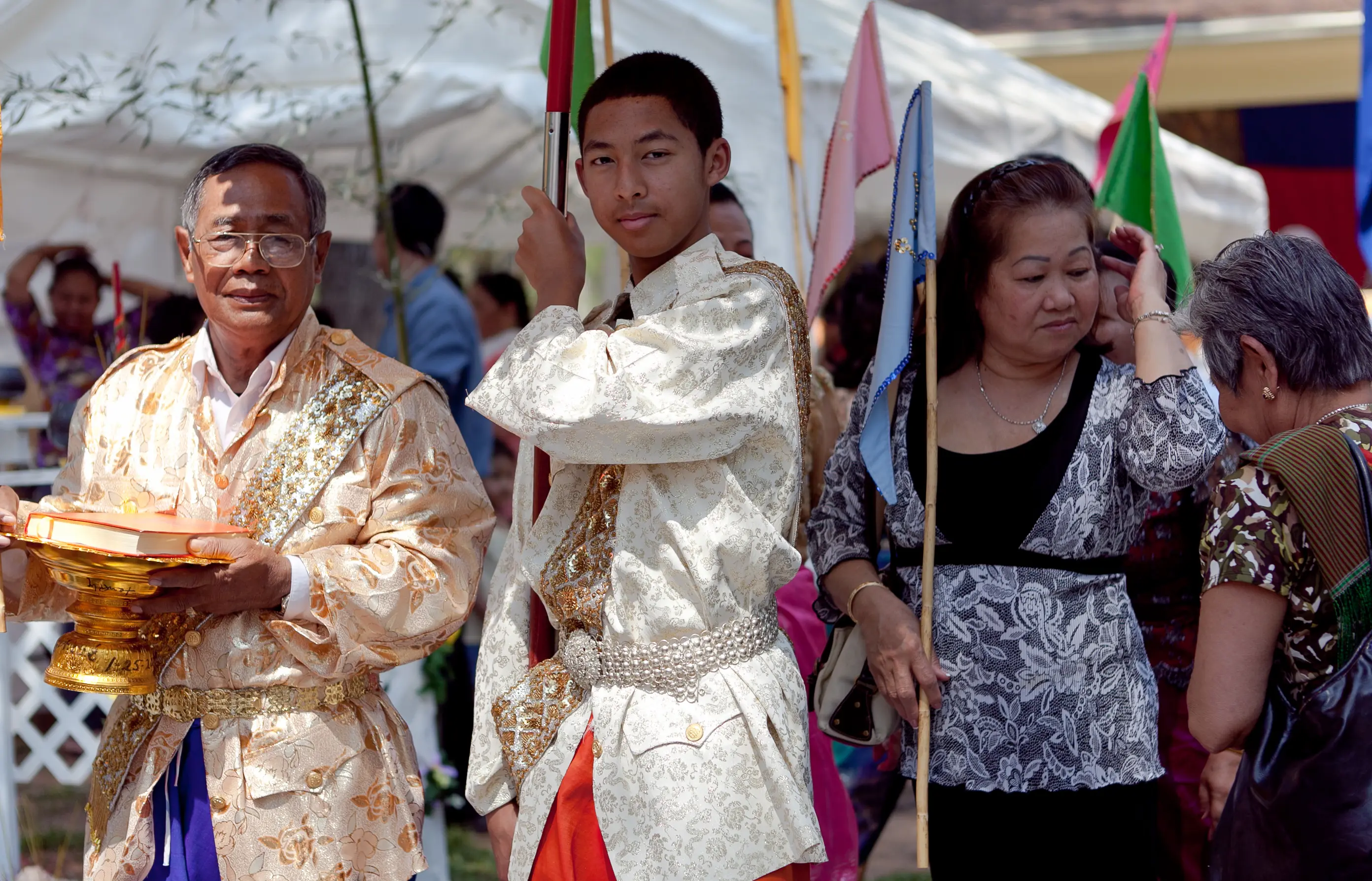 Border villagers as local scouts