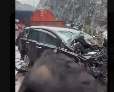 Maharashtra: Truck's brakes fail, rams 20 vehicles on highway; aftermath video