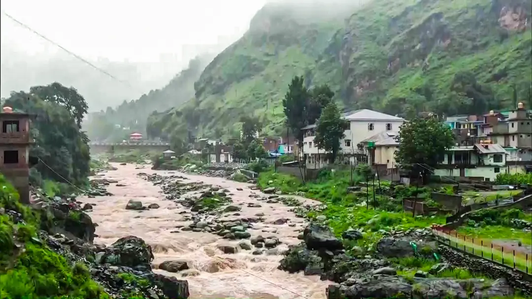 Intense showers across Jammu Kashmir, Schools shut across Poonch district