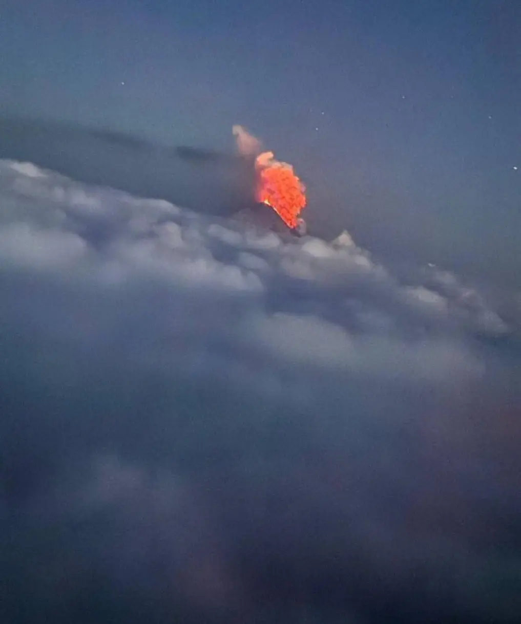 Eurasia's highest volcano Klyuchevskoy erupts in Russia after 8.8 magnitude earthquake - Red rivers of lava erupts | WATCH