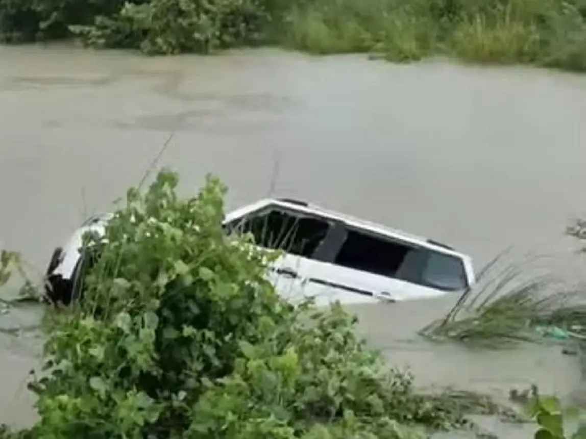 3 children among 11 pilgrims killed as SUV plunges into canal in UP’s Gonda 3 children among 11 pilgrims killed as SUV plunges into canal in UP’s Gonda
