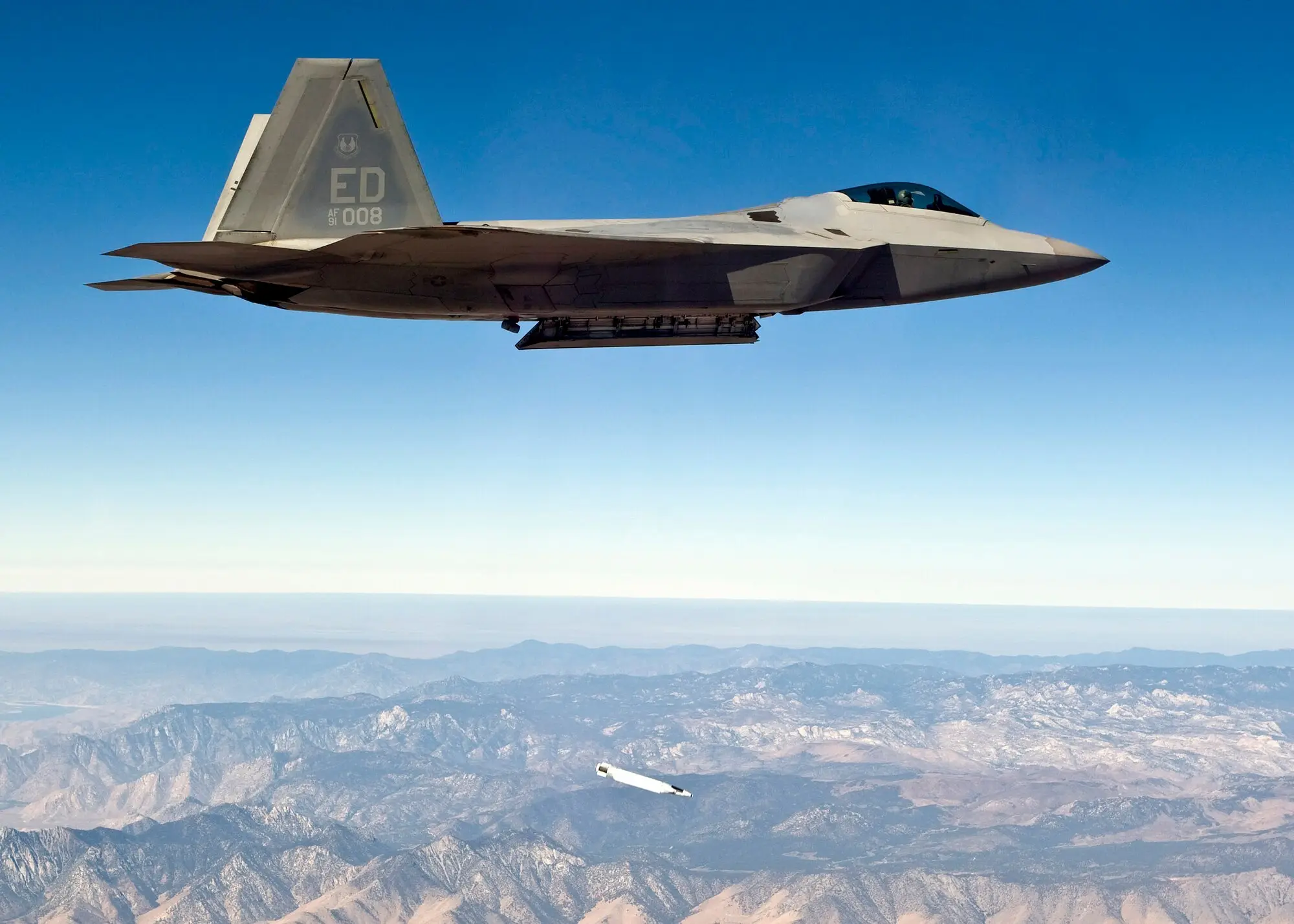 5 fighter jets that carry deadly weapons internally
