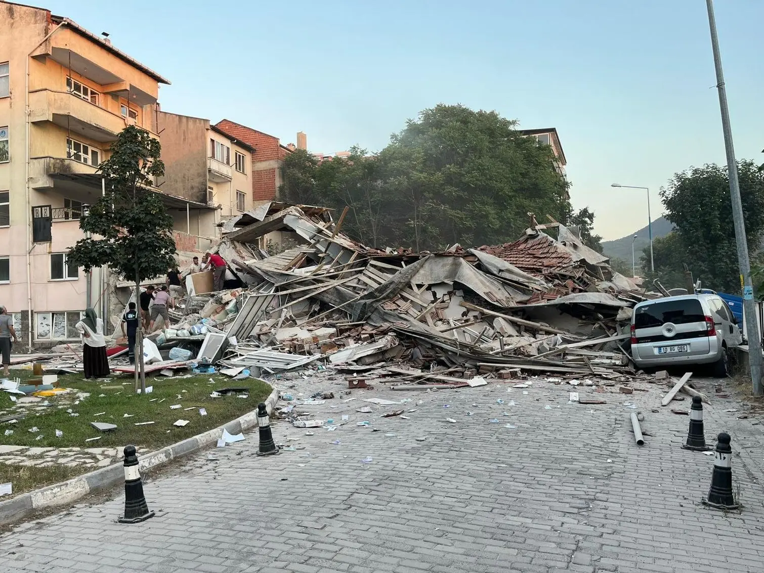 Powerful 6.1-magnitude earthquake hits western Turkey; buildings collapse, aftershock follows Powerful 6.1-magnitude earthquake hits western Turkey; buildings collapse, aftershock follows