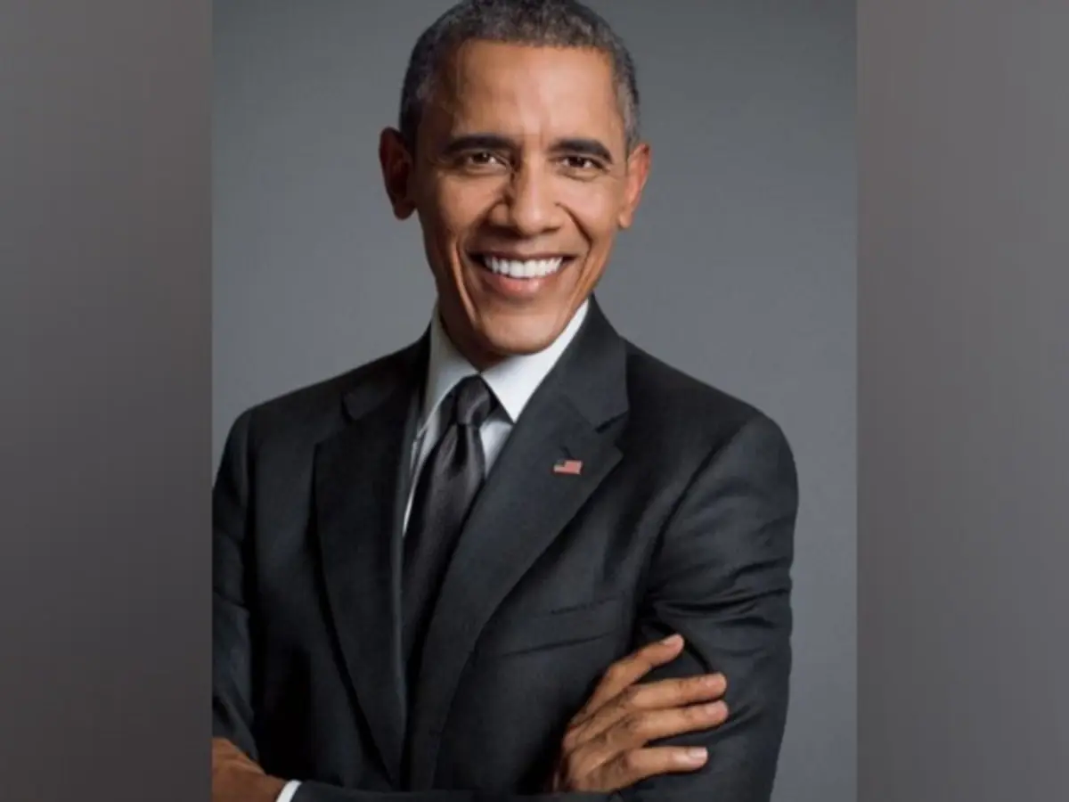 Trump moves Obama, Bush portraits to 'less prominent position' in White House, netizens call US Prez 'insecure' Trump moves Obama, Bush portraits to 'less prominent position' in White House, netizens call US Prez 'insecure'