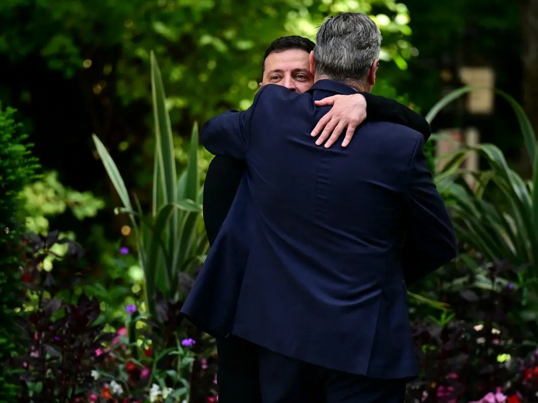 Day before Trump-Putin meet, Zelensky meets, hugs UK PM Day before Trump-Putin meet, Zelensky meets, hugs UK PM