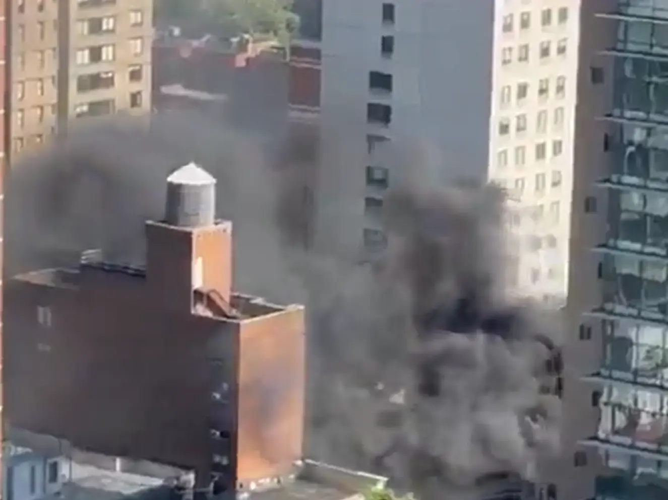 1 dead, several injured in Upper East side apartment fire in New York, fire responders reach scene 1 dead, several injured in Upper East side apartment fire in New York, fire responders reach scene