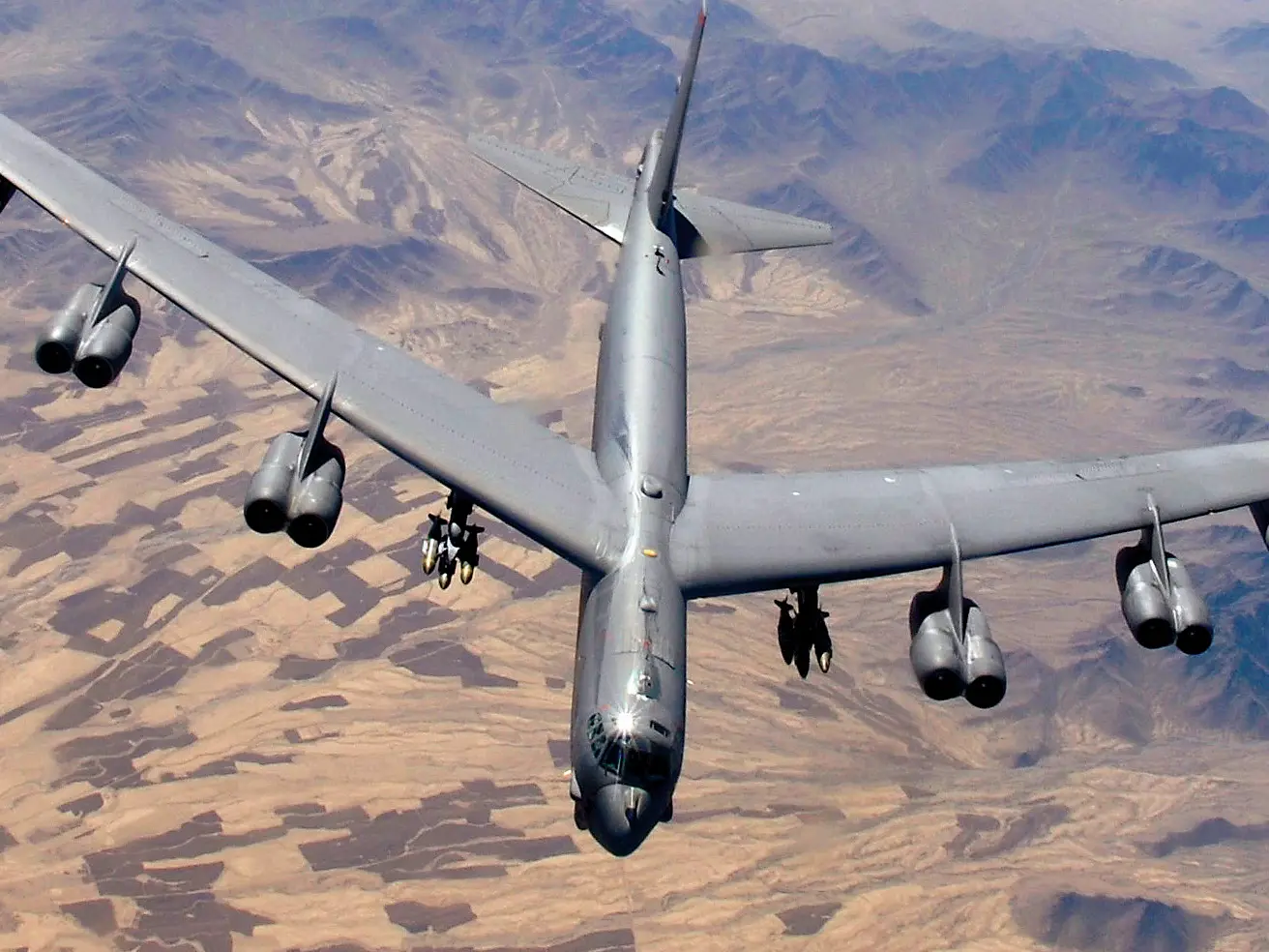 Why B-52 bomber lands completely sideways and looks terrifying doing it Why B-52 bomber lands completely sideways and looks terrifying doing it