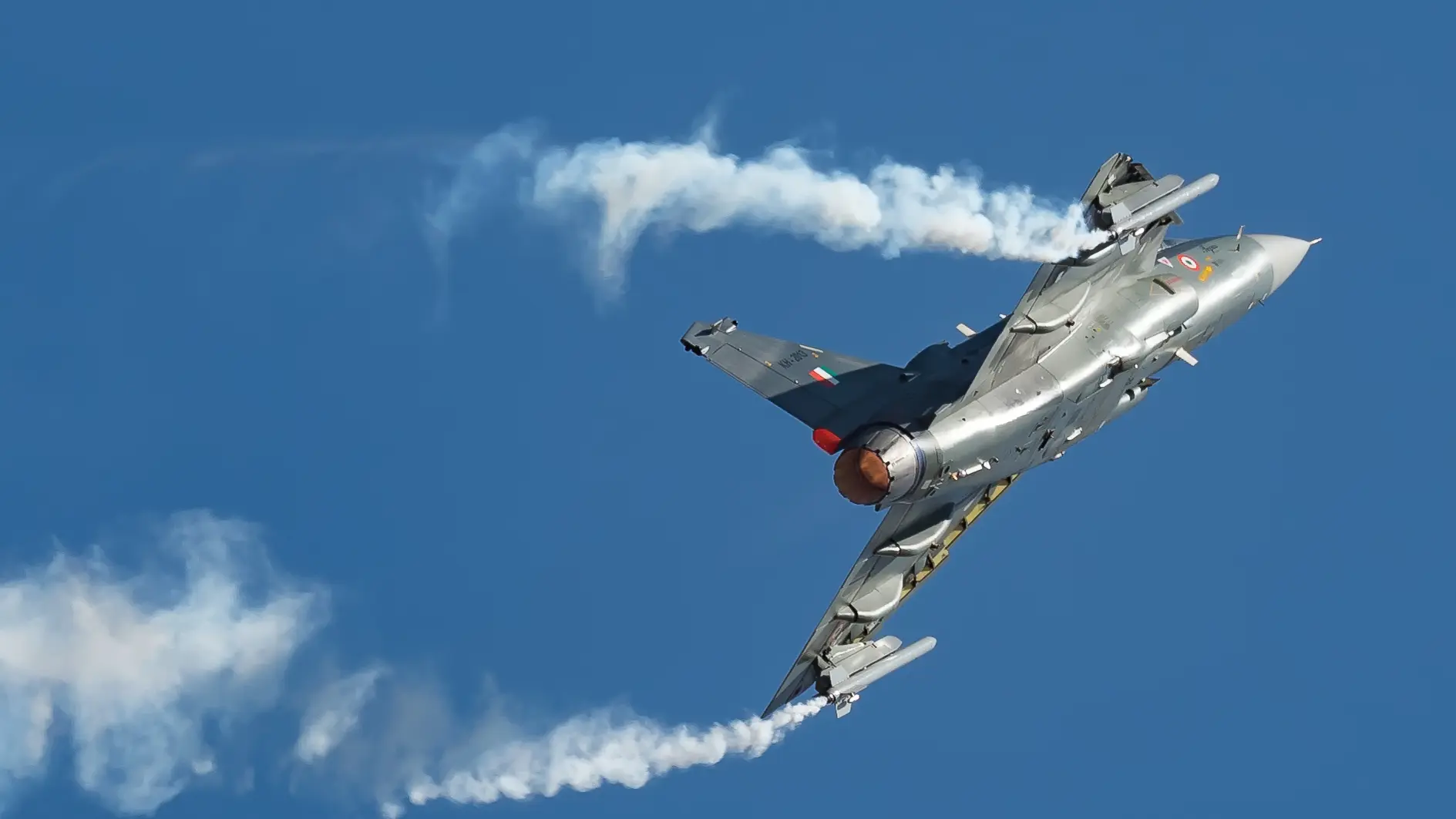 How long a Tejas fighter jet can fly without refueling