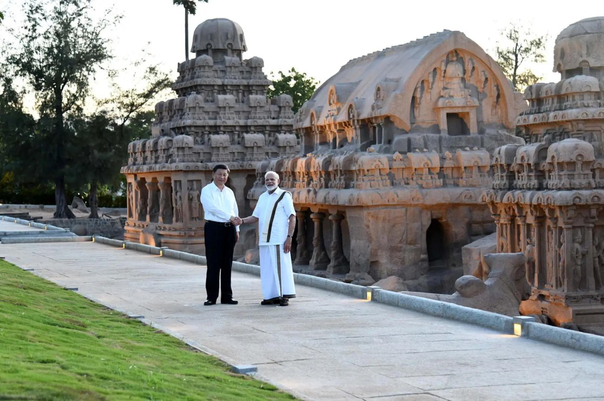 PM Modi in veshti, welcomed Xi Jinping
