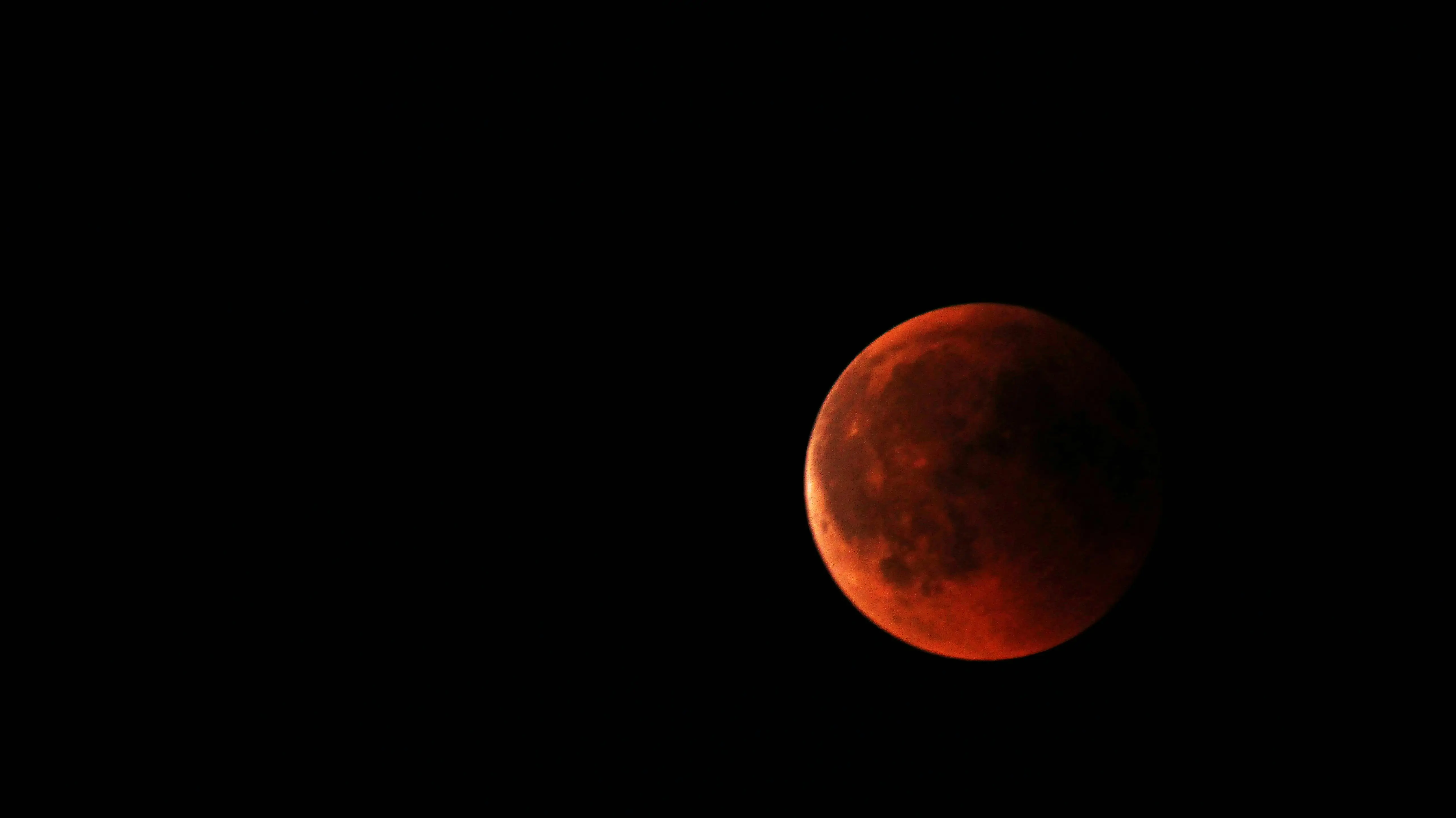 Get ready for Blood Moon tonight: The Moon will turn an eerie dark red for 82 minutes. Here's why