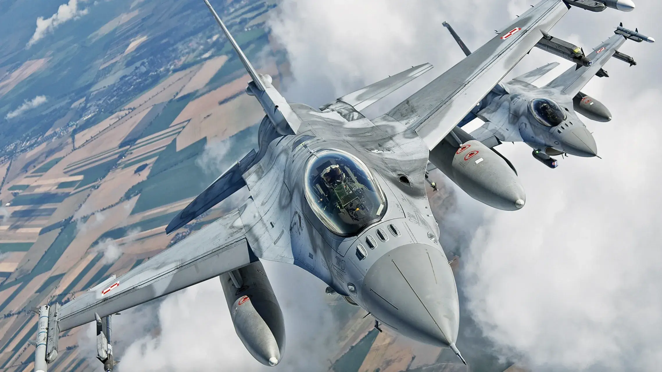 How does F-16 fighter jet's ejection process work and how pilots are trained for emergency?
