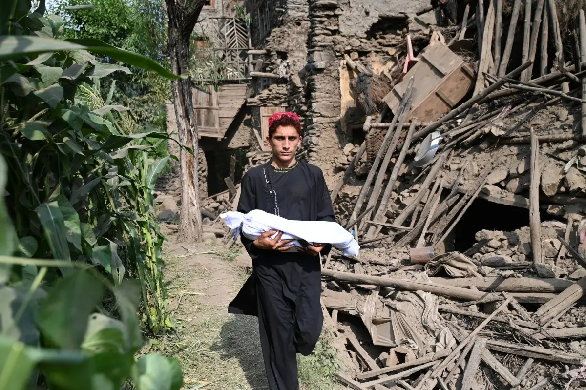 Afghans mourn the dead